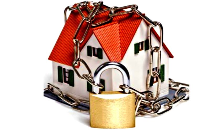 Zwaar sluitwerk op een achterdeur van een woning in Rotterdam Zwaar sluitwerk op een achterdeur van een woning in Rotterdam