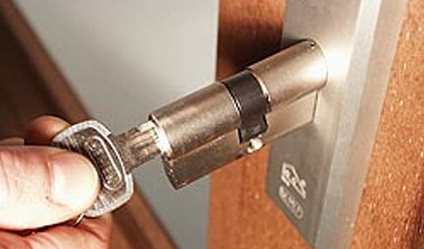 Nieuw gemonteerd slot bij een woning in Ommoord